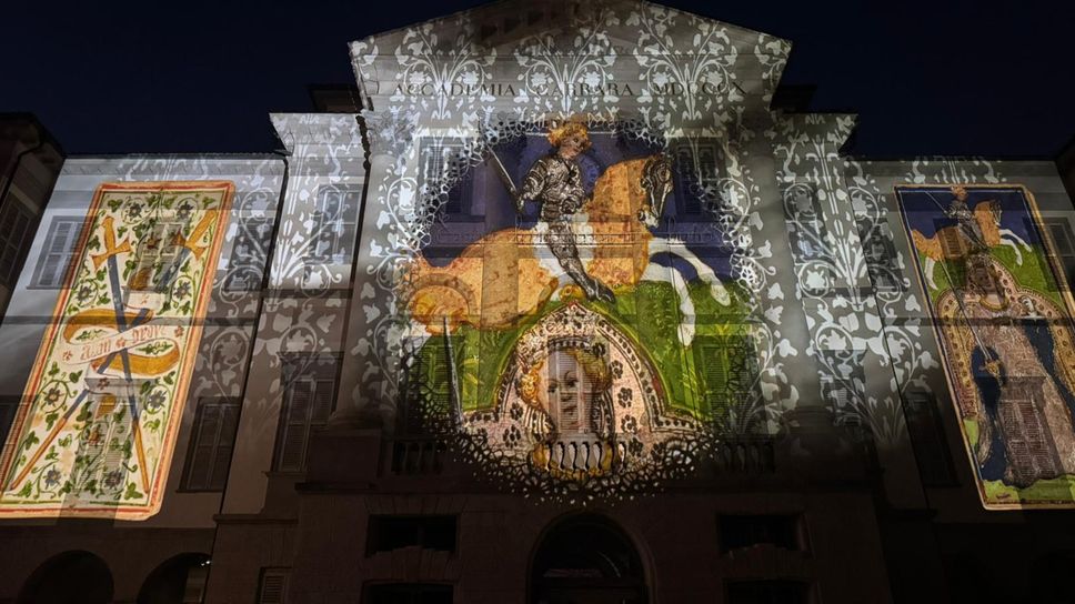 La proiezione delle carte dei tarocchi sulla facciata dell’Accademia Carrara annuncia la mostra aperta al pubblico da oggi