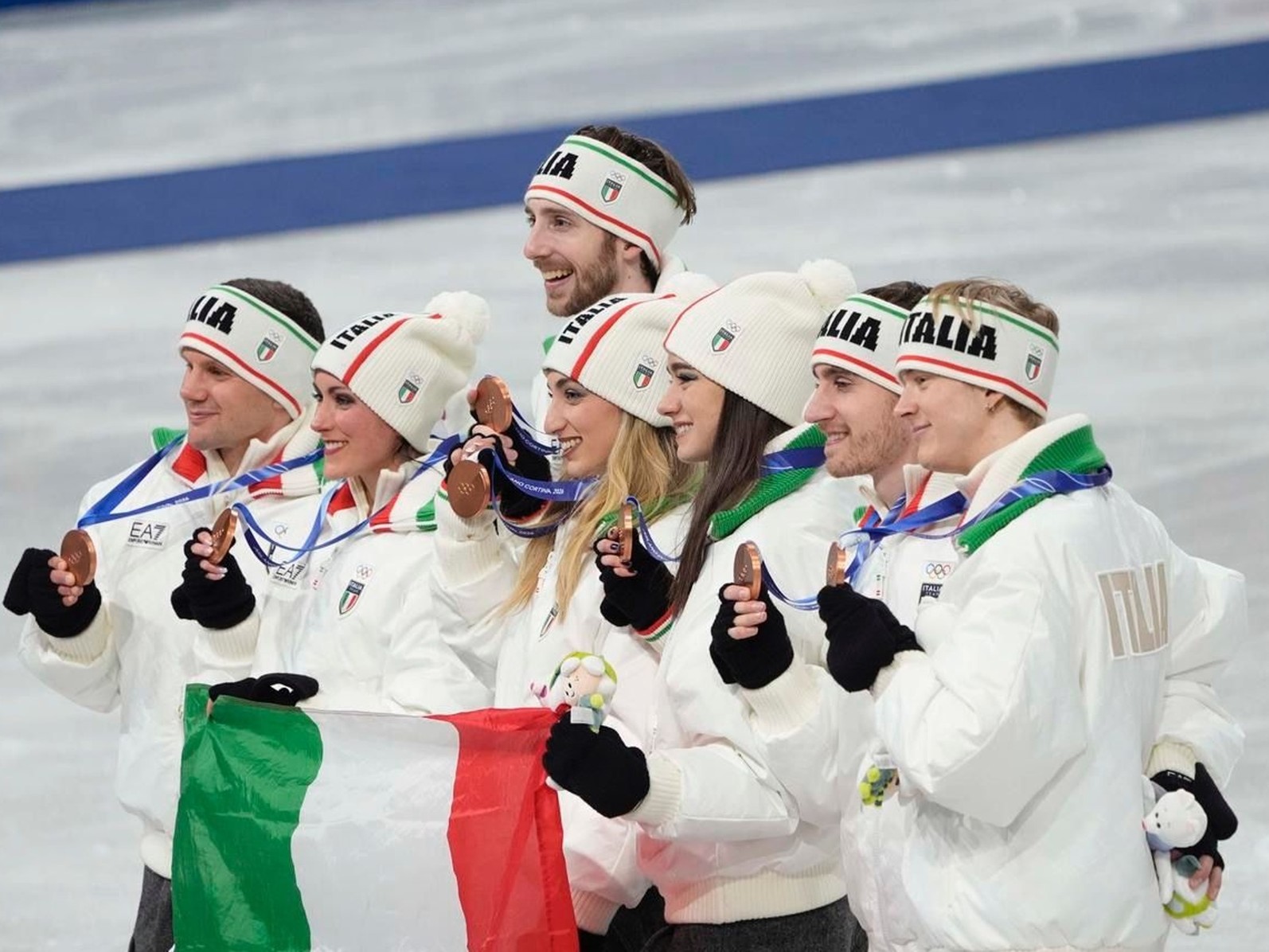 Matteo Rizzo festeggia il bronzo con i compagni di squadra