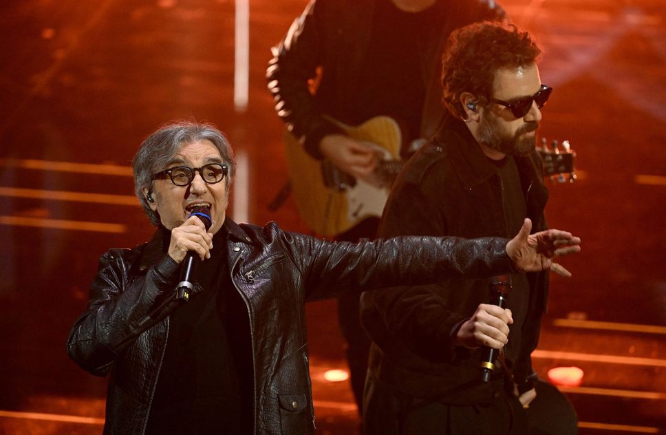 Tommaso Paradiso con gli Stadio