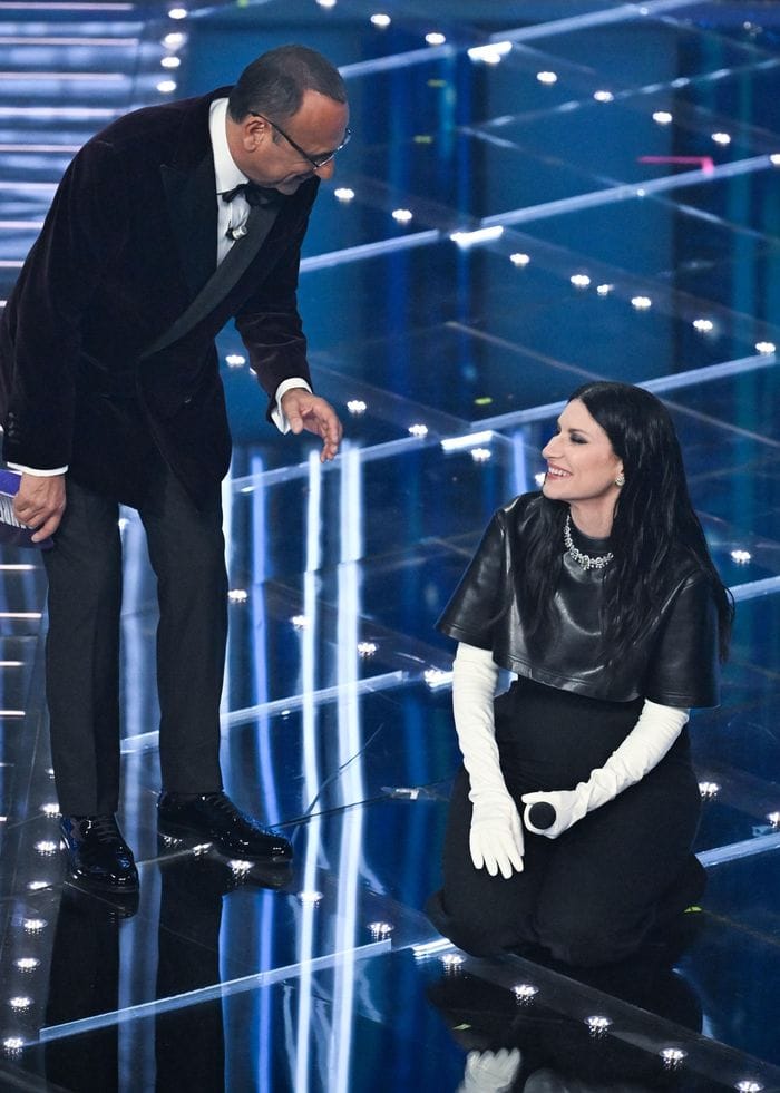Laura Pausini  s’inginocchia ricordando la vittoria a Sanremo