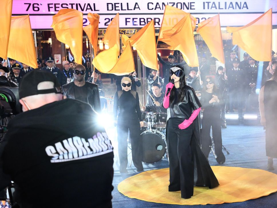 L’ingresso di Laura Pausini alla quarta serata del Festival di Sanremo