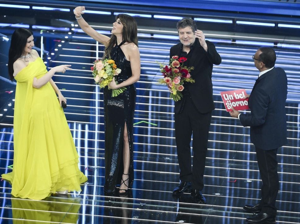 Carlo Conti e Laura Pausini con Virgina Raffaele e Raffaele De Luigi