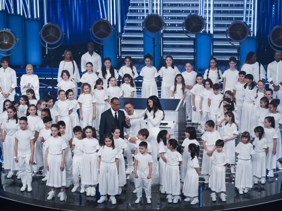 Laura Pausini e Carlo Conti con il Coro dell’Antoniano