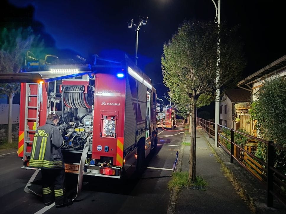 I vigili del fuoco impegnati a spegnere un incendio.