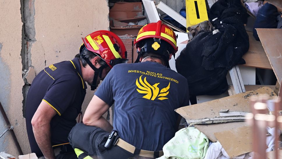 L’intervento dei vigili del fuoco a Bagnatica, dove una palazzina è esplosa per una fuga di gas