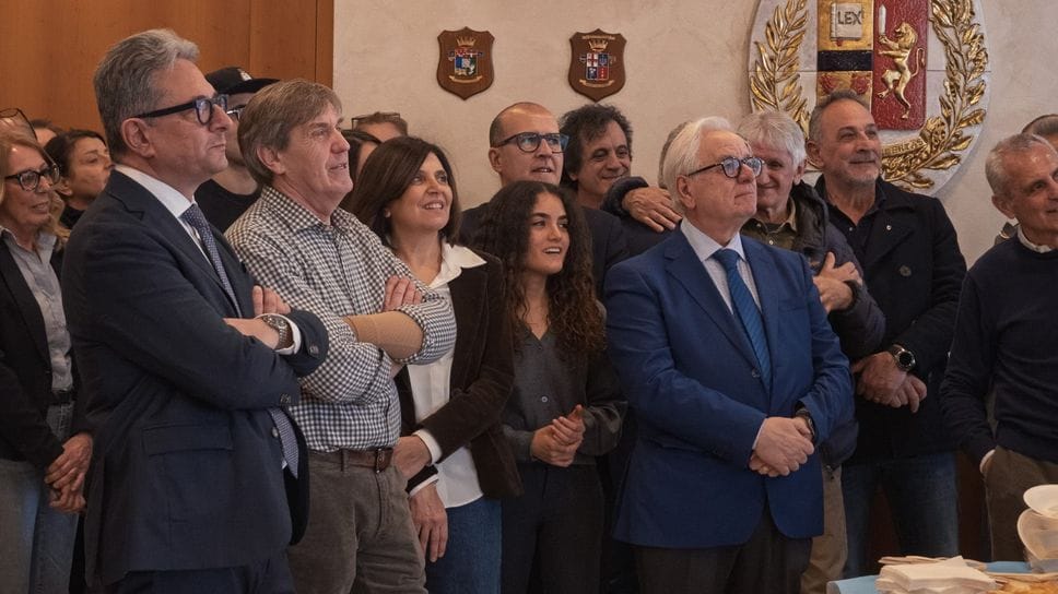 In primo piano da sinistra il questore Nicolì, l’ispettore Malenchini con la moglie Nicoletta e la figlia Anita, l’ex questore Fabiano e, sulla destra, l’ex questore Valentino