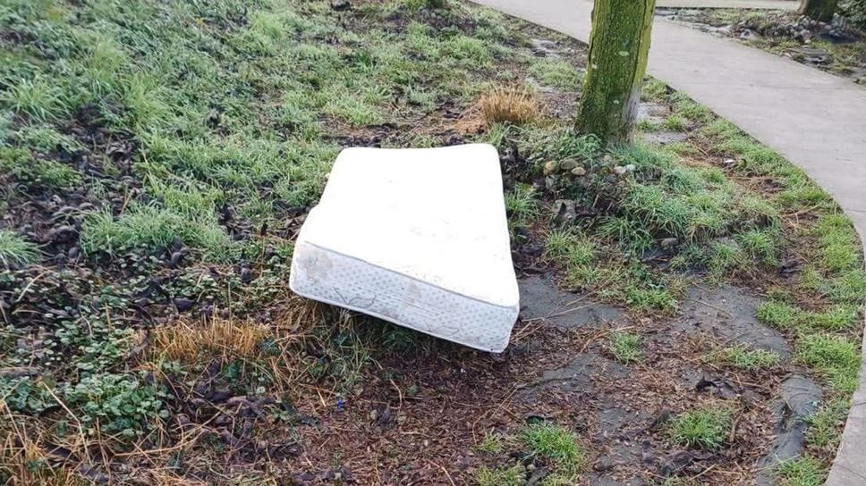 Il materasso abbandonato al parco del cimitero di San Gervasio