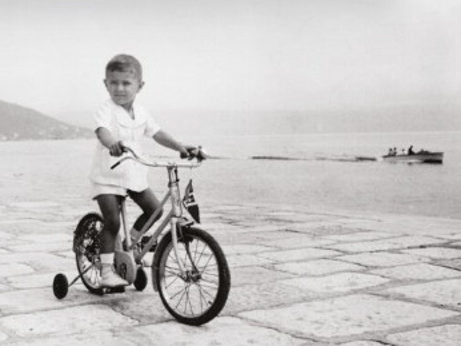 Il dettaglio della copertina del libro La Maskottchen di Cesare Borella