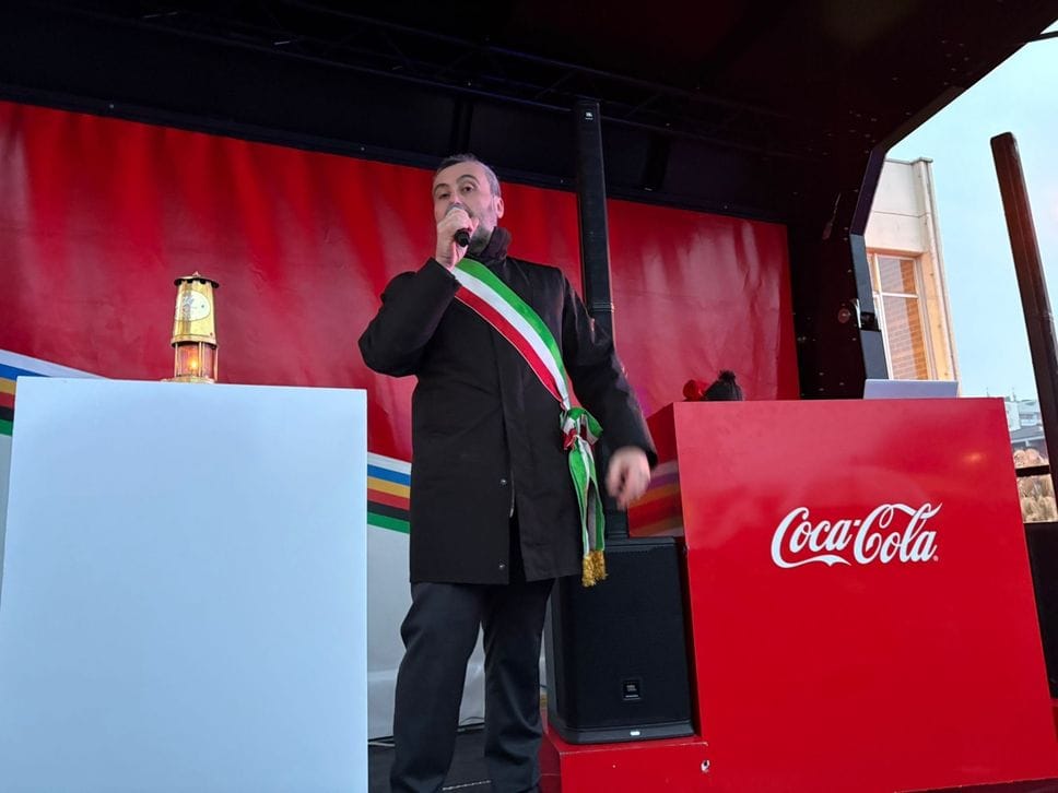 Il sindaco Francesco Bramani vicino alla Lanterna Olimpica