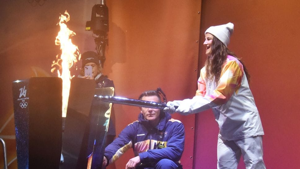 Matera ha acceso la Fiamma olimpica sul palco in centro a Bergamo