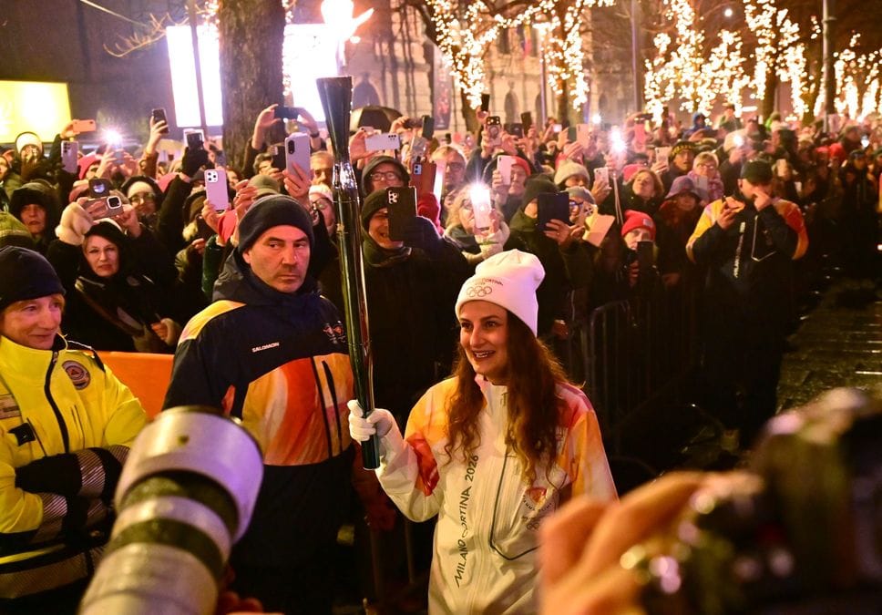 Ambra Matera ha portato la Fiamma nel cuore del centro di Bergamo, tra la folla festante