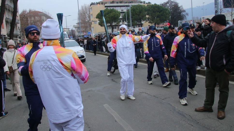 L’ultimo passaggio di consegna della mattinata, davanti allo stadio di Bergamo