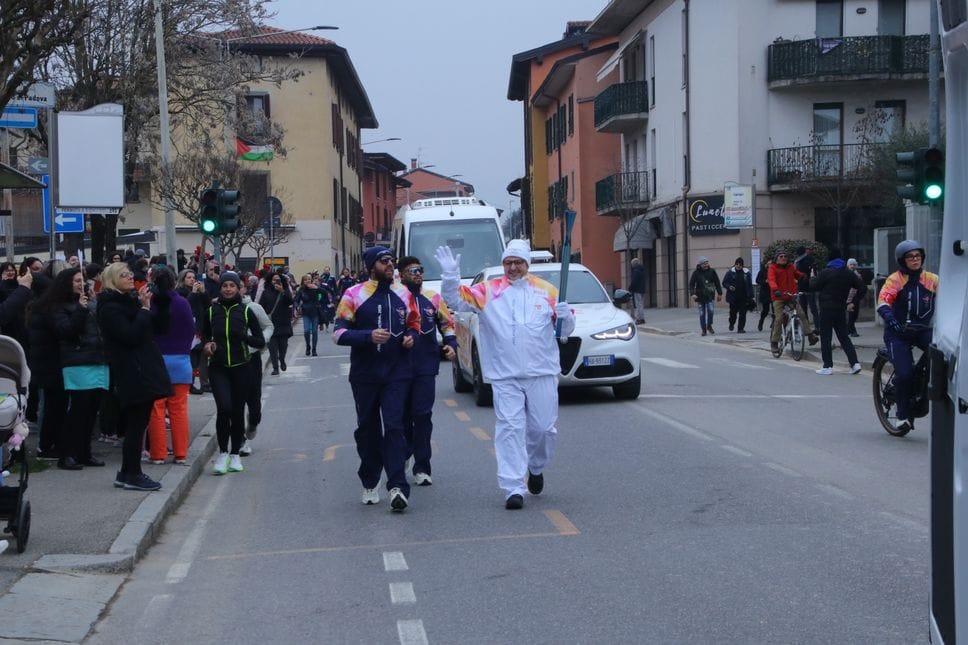 Il viaggio della Fiamma poco dopo l’ingresso nel Comune di Bergamo