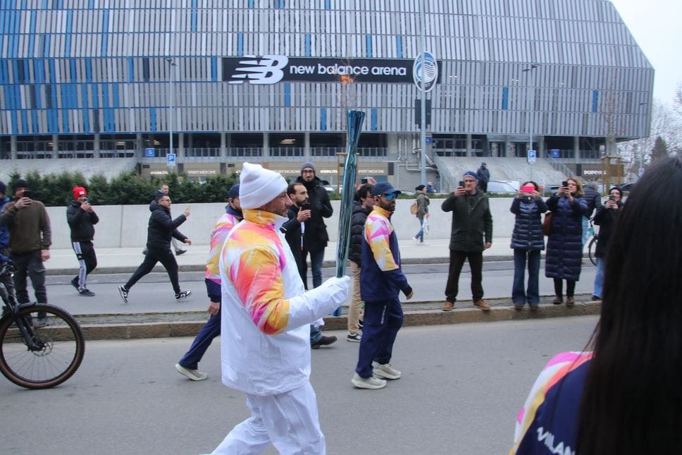 Fuori dallo stadio di Bergamo, a pochi passi dal termine della prima tappa