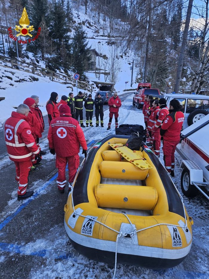 Il briefing del personale della Croce rossa e dei vigili del fuoco con il gommone di servizio