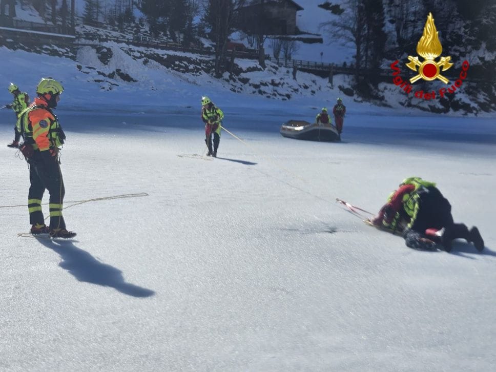 Il delicatissimo intervento sul manto ghiacciato del lago di Carona