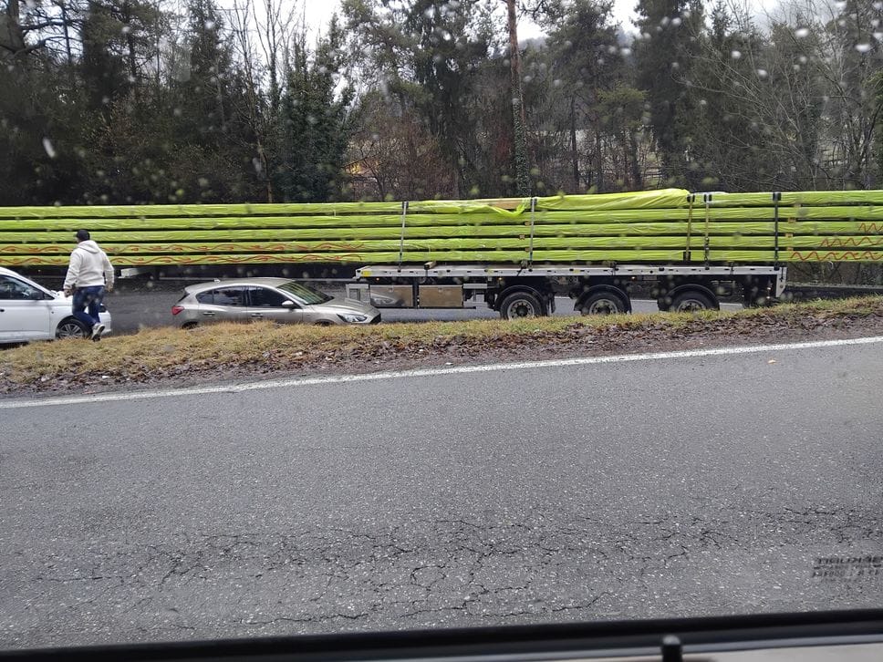 Il mezzo pesante bloccato sulla curva