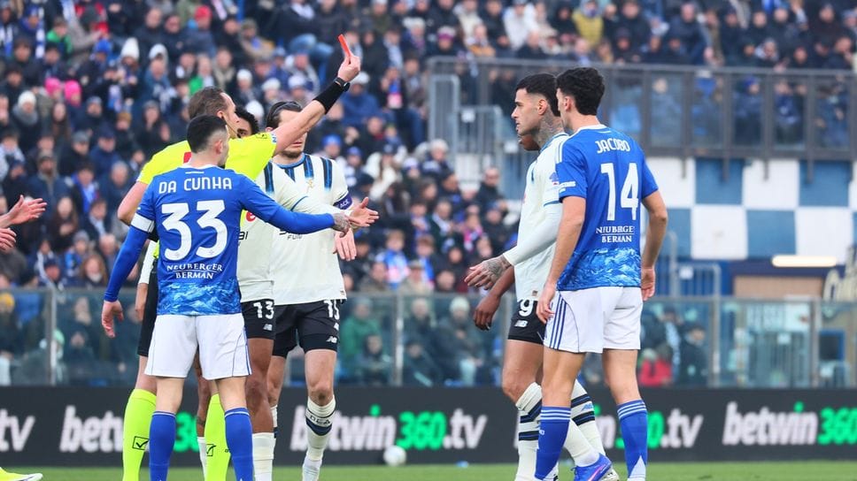 Il momento della squalifica di  Honest Ahanor durante il match dell’Atalanta contro il Como di domenica 1 febbraio