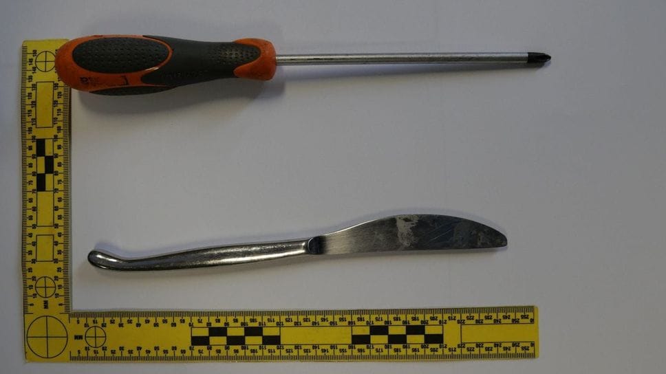 Il cacciavite trovato dalla polizia in possesso dei due uomini