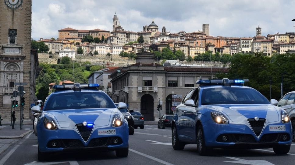 Due volanti della polizia in una foto di repertorio