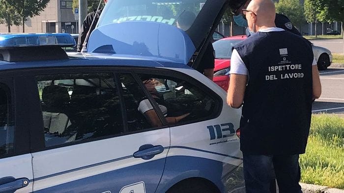 due lavoratori in nero su 5 in un negozio a bergamo multa da 6mila euro e attivit224 sospesa