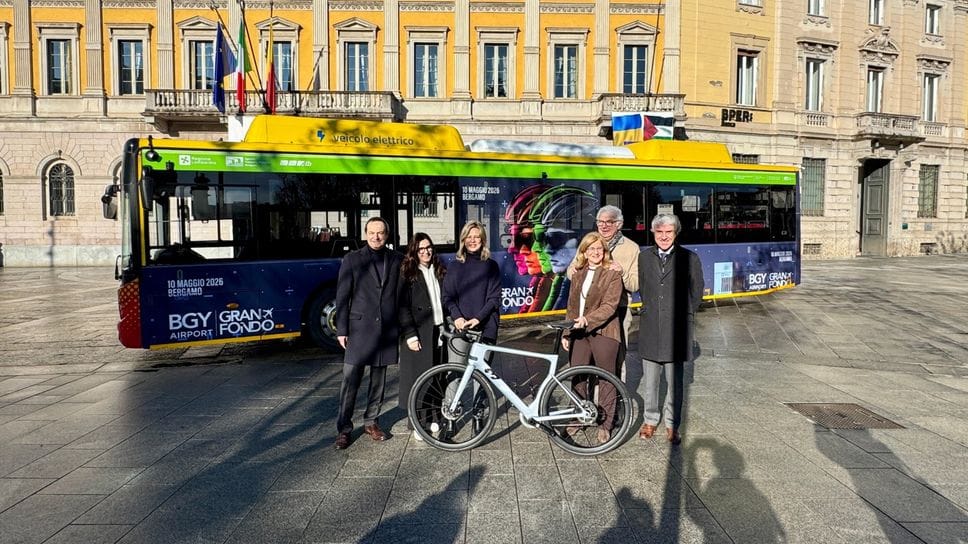 La presentazione a Palazzo Frizzoni dell’autobus di linea Atb dedicato alla BGY Airport Granfondo