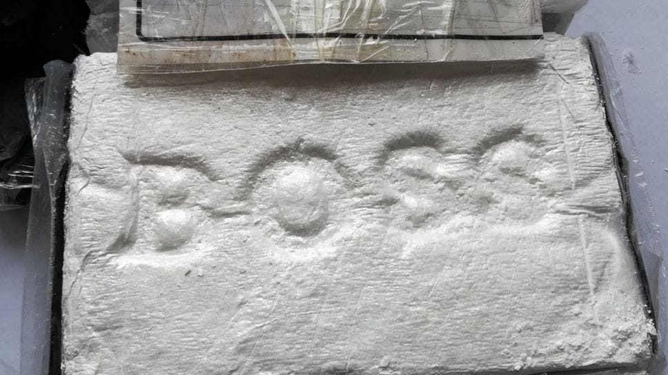 I panetti di droga nascosti in confezioni e in auto apposite