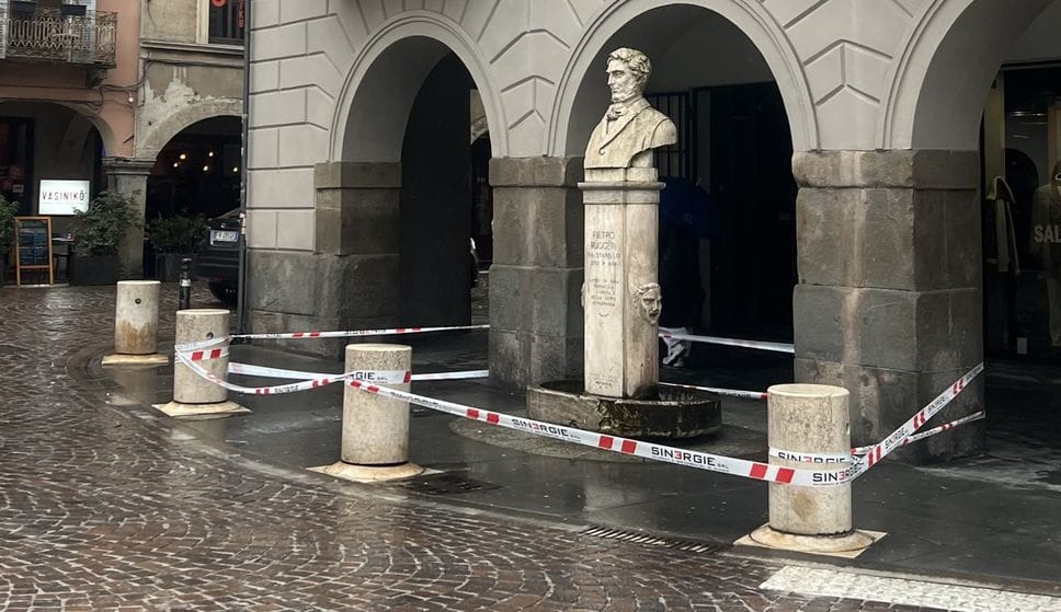 La fontana spenta e «recintata»