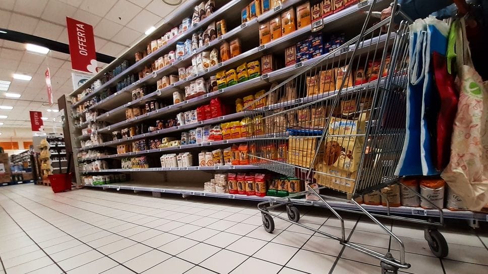 La spesa delle famiglie è sempre più costosa, i prezzi sono cresciuti di oltre il 30% dal 2021 ad oggi