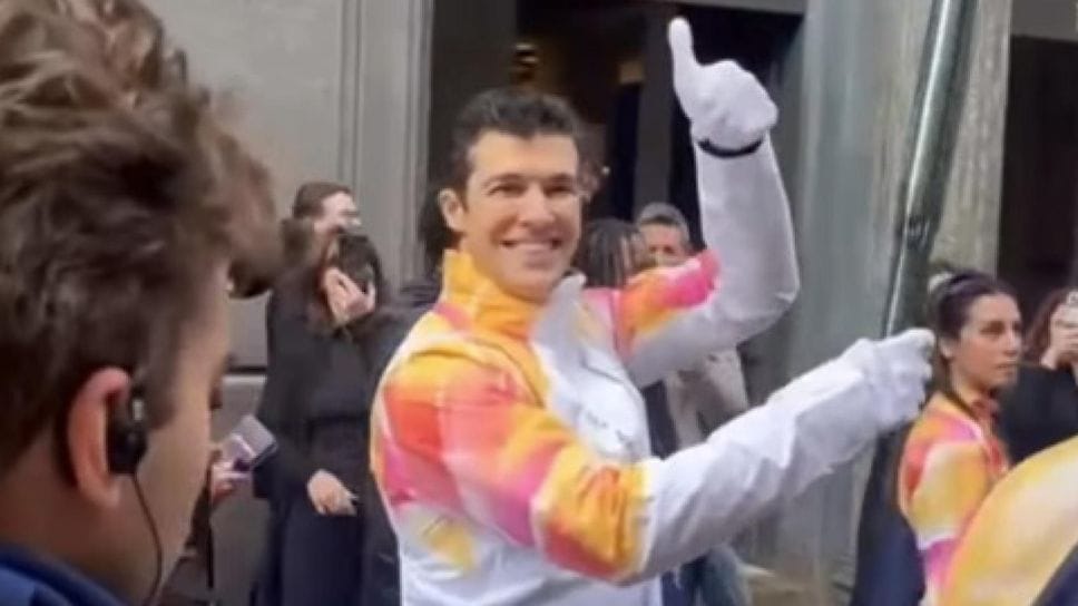 Roberto Bolle tedoforo per Milano Cortina