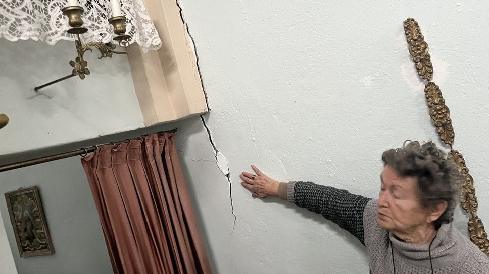 Una crepa nella chiesa di Lavina di Vedeseta. Gli arredi sacri sono stati tolti e messi al sicuro