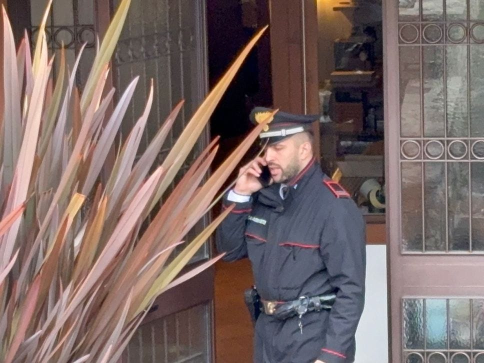 Carabinieri fuori dalla casa di Ranica