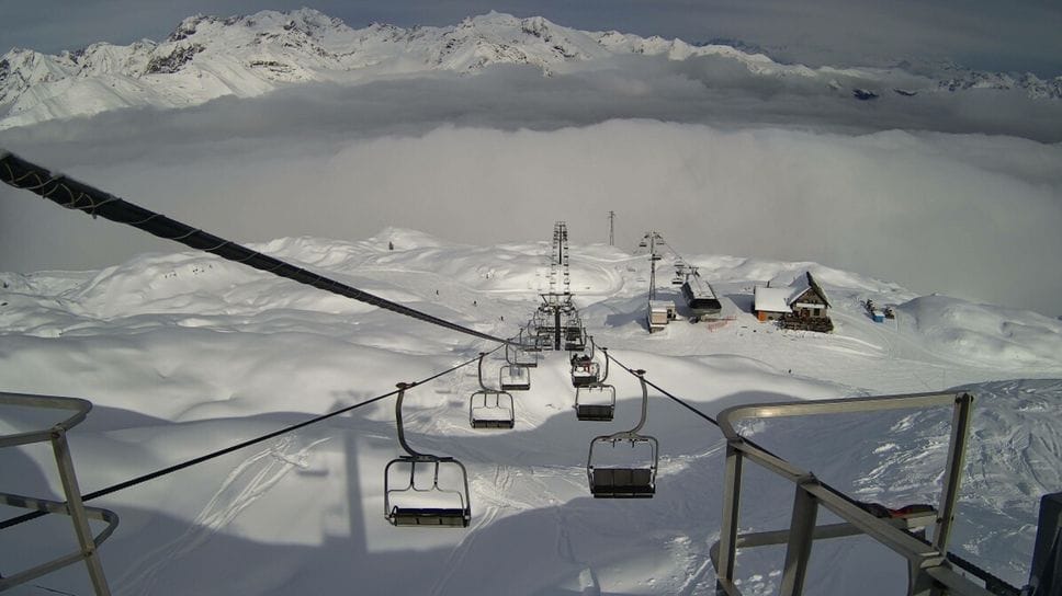 Il «mare di nebbia» visto dalla web-cam di Cima Bianca a Colere