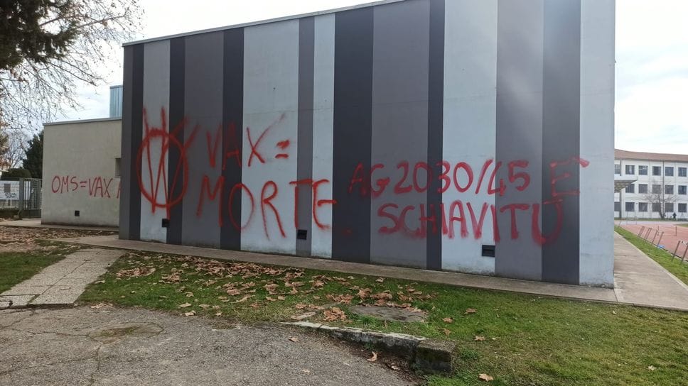 Scritte no vax a Bergamo