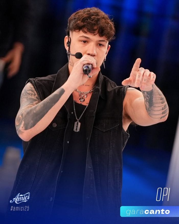 Opi durante l'interpretazione di «Come mi pare» nella puntata di domenica 8 febbraio di Amici