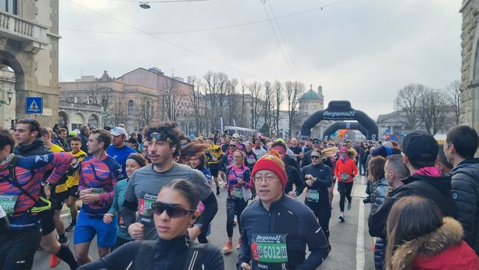 bergamo corre oltre 6mila runners tra mezza maratona e 10 km festa serale con l8217urban trail podi foto e il video della partenza
