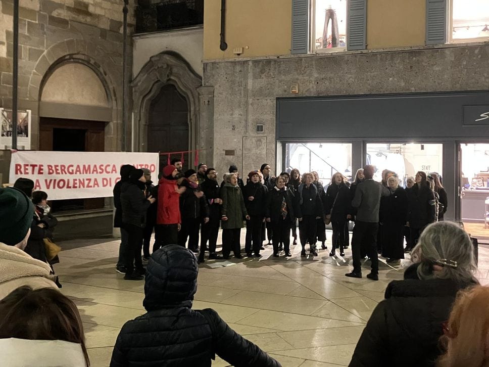 Il presidio della rete contro la violenza di genere in Largo Rezzara a Bergamo, domenica 8 febbraio 2026