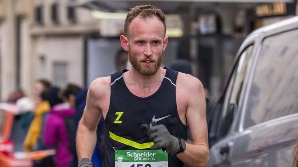 Vincenzo Milesi, 35 anni, di Roncobello, si è trasferito nel 2018 a Parigi dove lavora come planning engineer per le linee della metropolitana della capitale francese. La sua grande passione però resta lo sport, dallo sci alla corsa: qui alla maratona di Parigi nel 2023