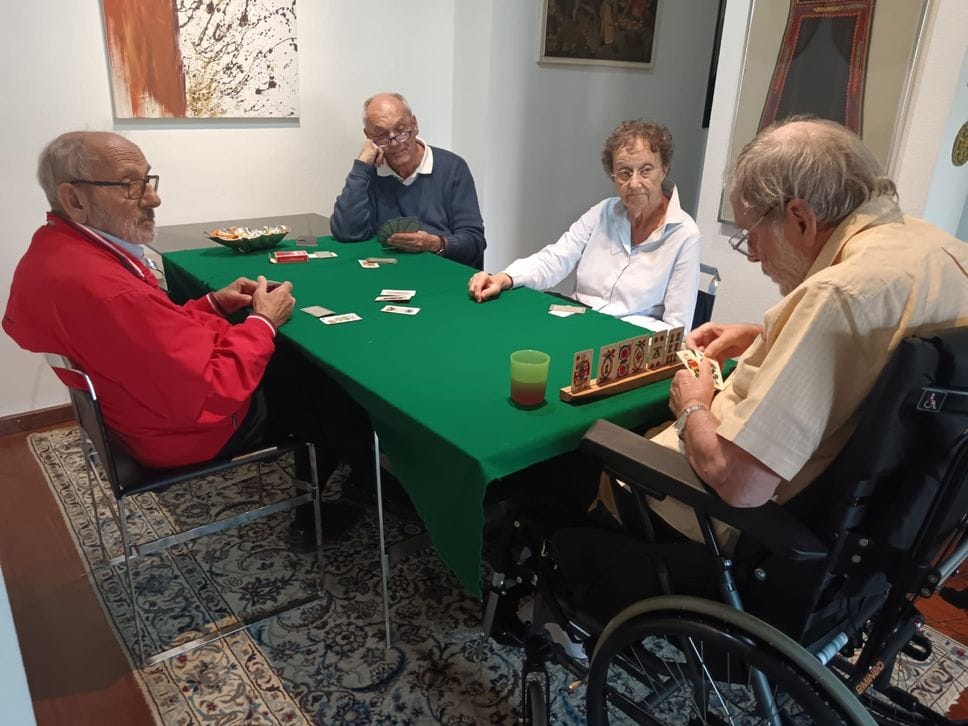 Claudio e i suoi amici impegnati in una partita a carte