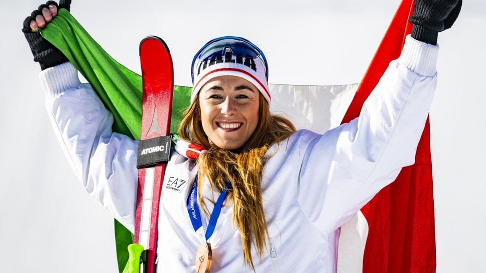 Sofia Goggia con la medaglia di bronzo e il tricolore