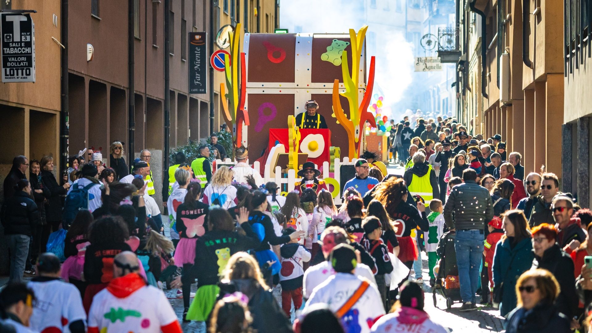 https://storage.ecodibergamo.it/media/photologue/2026/2/9/photos/a-morbegno-per-il-carnevale-sfilano-i-carri-delle-scenografie-cinquini-di-viar_2da2e582-0372-11f1-a626-8f4ad7da1a93_1920_1080.jpg