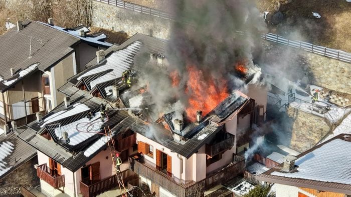 https://storage.ecodibergamo.it/media/photologue/2026/2/9/photos/cache/fiamme-nella-casa-di-villeggiatura-a-ponte-di-legno-in-salvo-una-famiglia-di-ne_dff32844-051d-11f1-a626-8f4ad7da1a93_1920_1080_v3_large_16_9.jpg