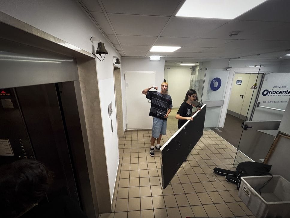 I ragazzi aiutano ad allestire il set cinematografico negli uffici di Oriocenter