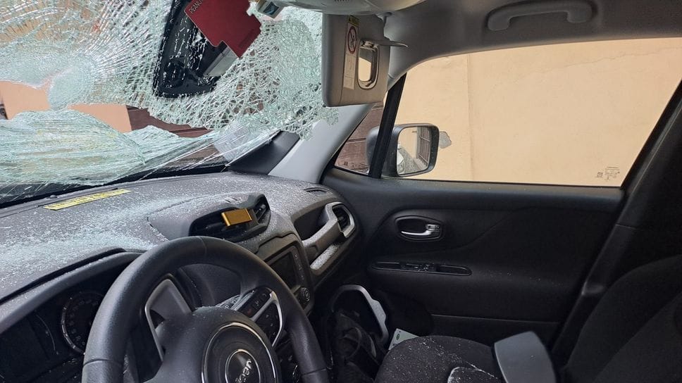 Il parabrezza frantumato della Jeep Renegade dopo l’aggressione di mamma e figlia alla Boccola in Città Alta