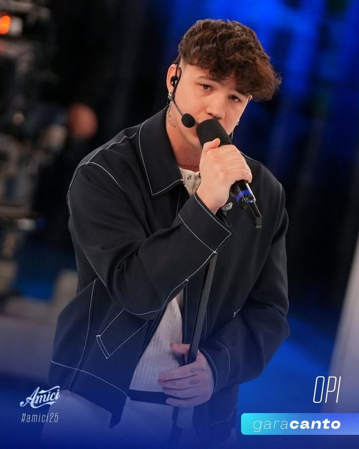 Opi durante la sua esibizione di «Davvero»