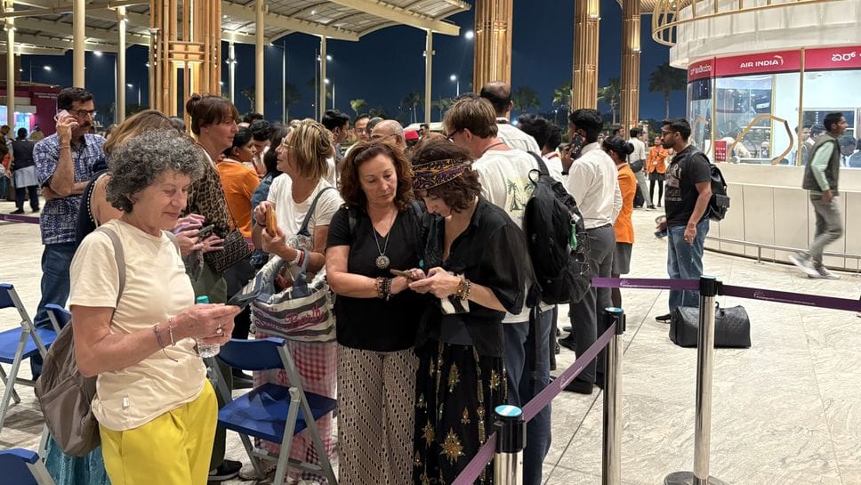 Il gruppo di bergamaschi bloccati in aeroporto da ieri a Bangalore