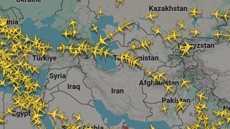 La mappa dei voli in tempo reale sabato, con il vuoto di rotte nella zona del medioriente e dell’Iran