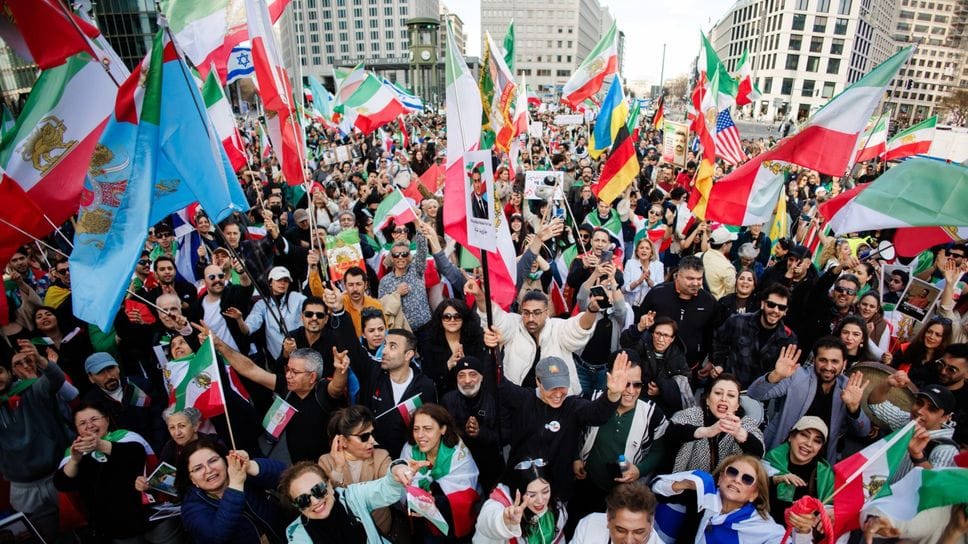 Una manifestazione a Potsdamer Platz a Berlino di iraniani in esilio