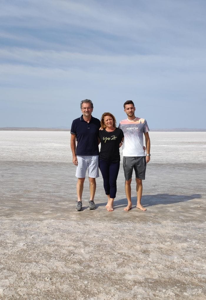 Con i genitori Massimo e Antonella. Nel box a sinistra nel sito naturale di Pamukkale nella Turchia sud occidentale
