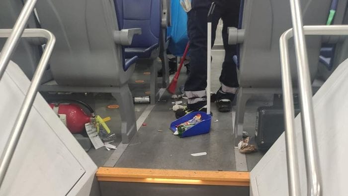 Rifiuti abbandonati sul treno regionale dai tifosi in viaggio per Sassuolo Atalanta Foto Rifiuti abbandonati sul treno regionale dai tifosi in viaggio per Sassuolo Atalanta Foto